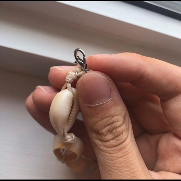 Shell Necklace - Picture 4 of 5